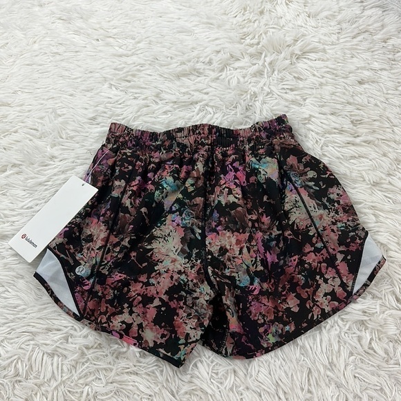 NWT Lululemon Hotty Hot Low-Rise Lined Short 4" Stencil Blossom Red Multi - Picture 4 of 4